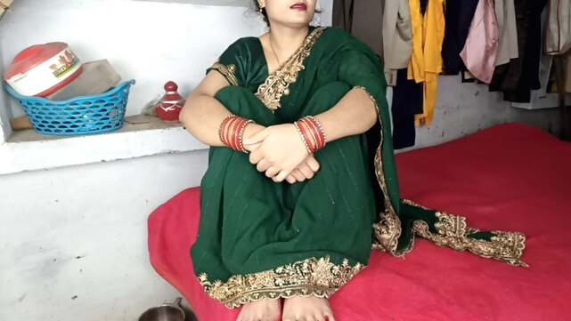 close-up Porn Beautiful sexy bhabhi in green saree funny hardcore